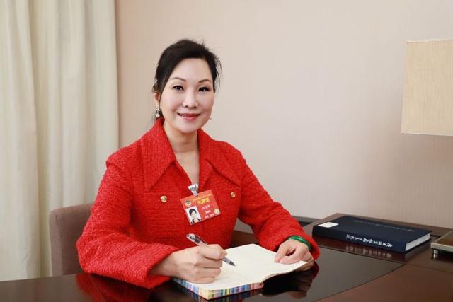 全国政协委员、香江集团总裁翟美卿 鼓励社会监督助推慈善公信力建设.jpeg